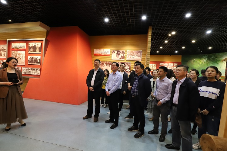 張愛(ài)萍在方巷史料陳列館5.jpg
