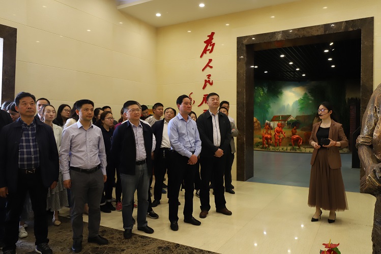 張愛(ài)萍在方巷史料陳列館2.jpg